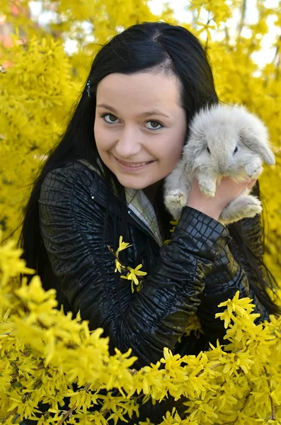 Schönes Mädchen mit Kaninchen — Stockfoto