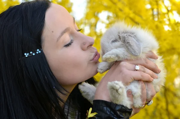 ウサギと美しい少女 — ストック写真