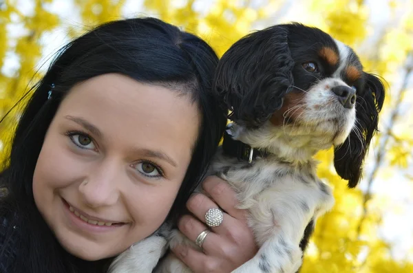 Κορίτσι με το σκυλί άνοιξη — Φωτογραφία Αρχείου
