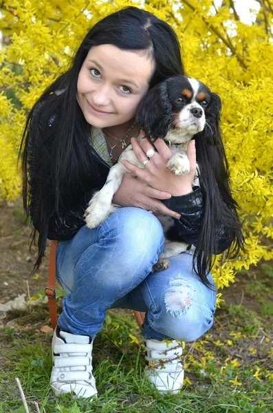Flicka med hund på våren — Stockfoto