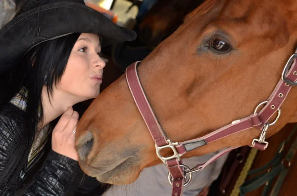 Щаслива дівчина обіймає коричневого коня — стокове фото