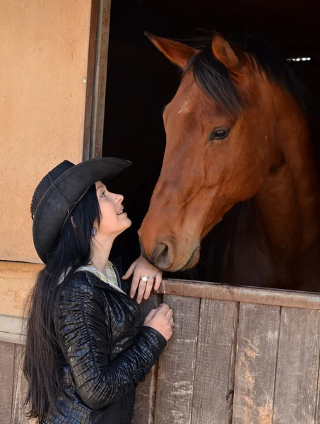 Щаслива дівчина обіймає коричневого коня — стокове фото