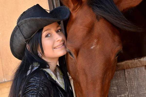 Szczęśliwa dziewczyna Ogarnięcie brązowy koń — Zdjęcie stockowe
