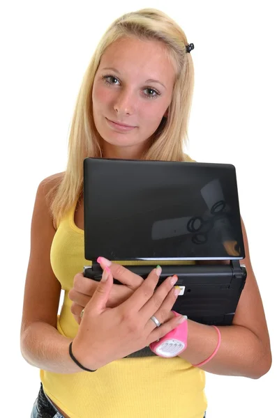Ragazza bionda con computer portatile — Foto Stock