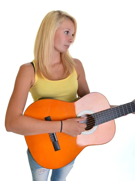 Menina loira com guitarra são isolados — Fotografia de Stock
