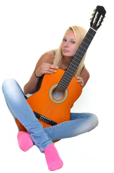 Блондинка с гитарой изолирована — стоковое фото
