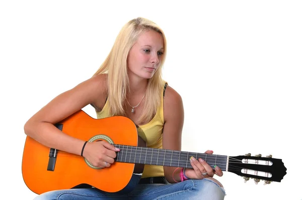 Blond meisje met guitare geïsoleerd — Stockfoto