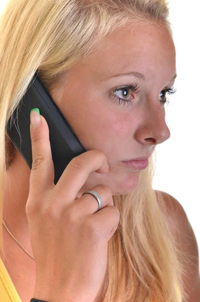 Mobil telefonda konuşurken, gülen genç bir kadın portresi — Stok fotoğraf
