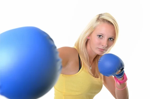 Ett porträtt av en ung, blond kvinna, klädd i blå boxningshandskar — Stockfoto