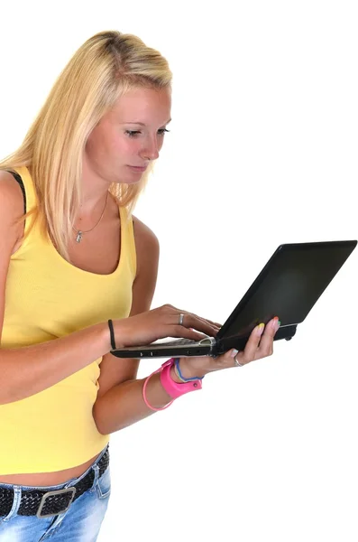 Blondynka z laptopa — Zdjęcie stockowe