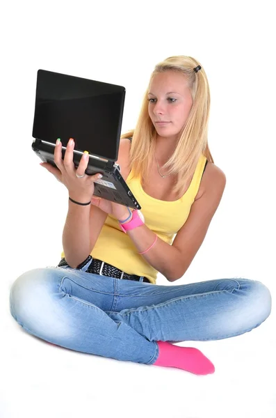 ノート パソコンとブロンドの女の子 — ストック写真