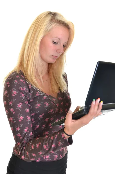Blonde fille avec ordinateur portable — Photo
