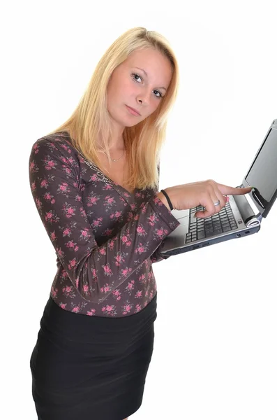 Blond tjej med laptop — Stockfoto