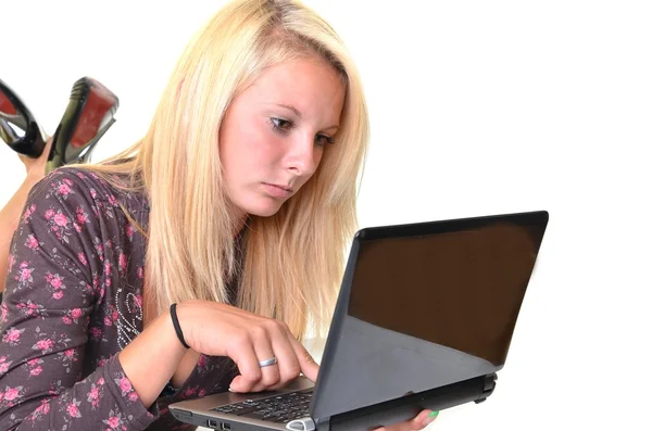 Blondynka z laptopa — Zdjęcie stockowe