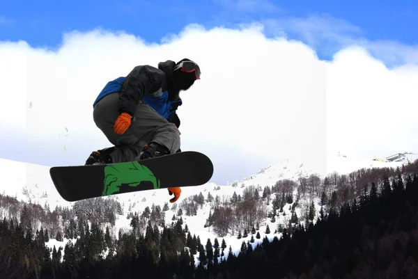 Snowboarder vliegen op bergen — Stockfoto