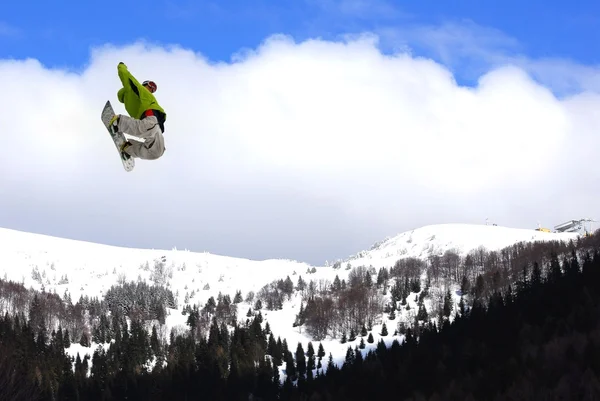 Літаючий сноубордист на горах — стокове фото