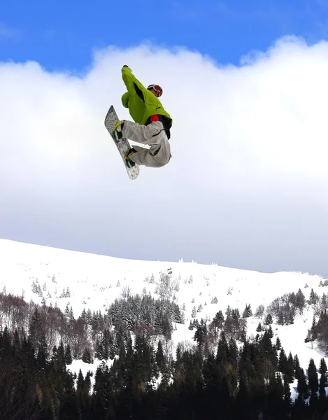 Snowboarder volador en las montañas —  Fotos de Stock