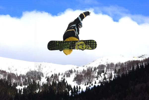 Snowboarder volante sulle montagne — Foto Stock