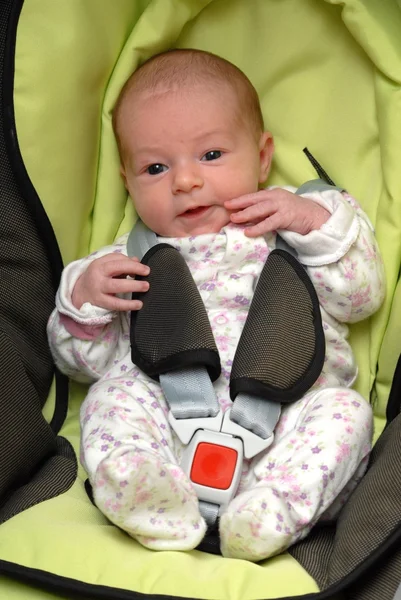 Bebé en asiento de coche —  Fotos de Stock