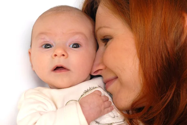 白い上に赤ん坊を持つ幸せな母親の写真 — ストック写真