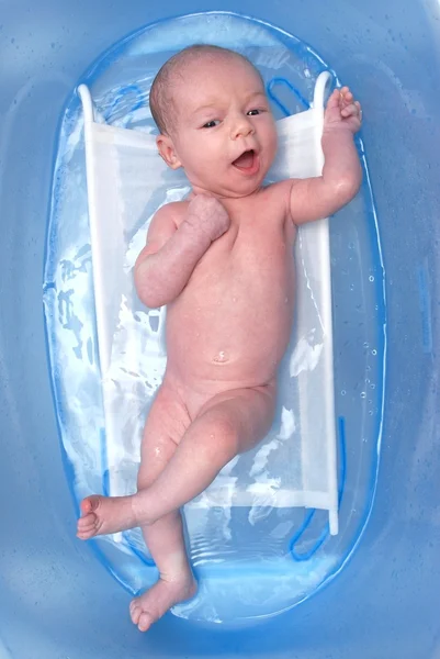 Baño de bebé en bañera azul —  Fotos de Stock