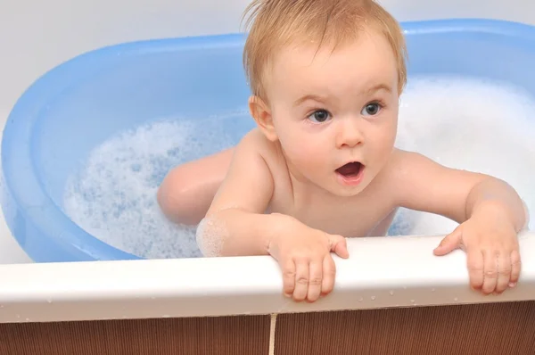 Μπάνιο το μωρό στην μπανιέρα μπλε — Φωτογραφία Αρχείου