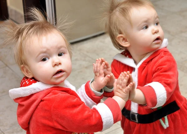 Bebê em traje de Papai Noel — Fotografia de Stock