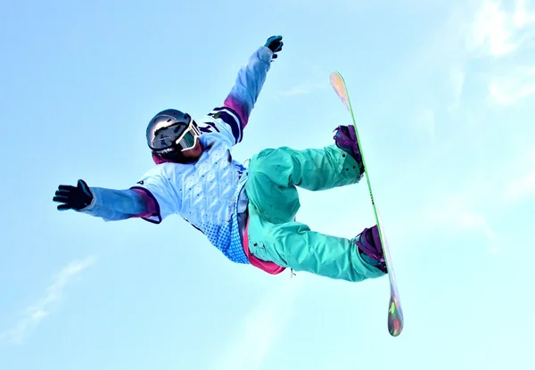 Snowboarder springt hoch in die Luft — Stockfoto