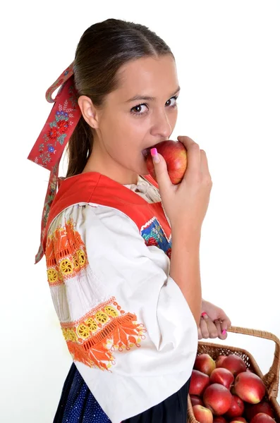 Porträtt av ung vacker kvinna med äpplen — Stockfoto