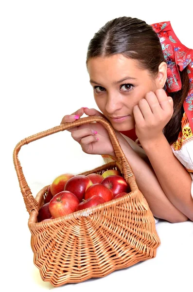 Portrett av en ung, vakker kvinne med epler – stockfoto