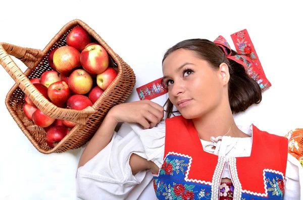 Porträt einer jungen schönen Frau mit Äpfeln — Stockfoto