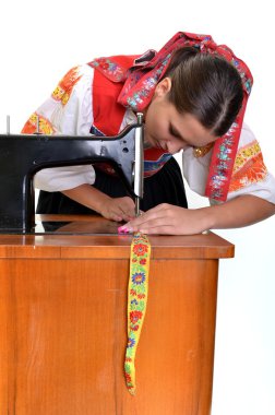 eski dikiş makinesi ile güzel kadın