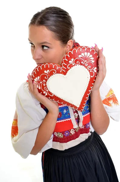 Mooi meisje toont een peperkoek hart — Stockfoto