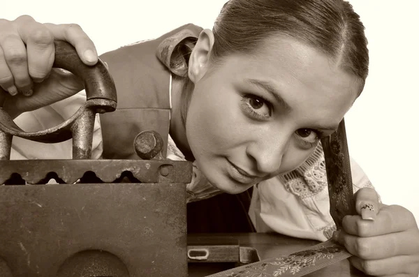 Beyaz arka plan üzerinde izole vintage demir ile çekici bir kadın — Stok fotoğraf
