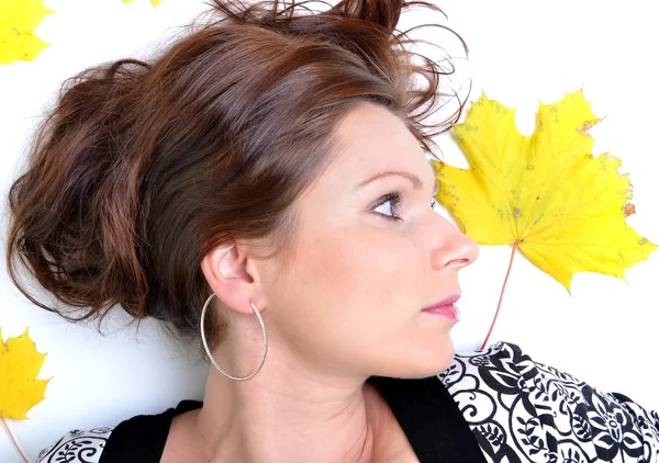 Mladá žena s podzimními listy — Stock fotografie