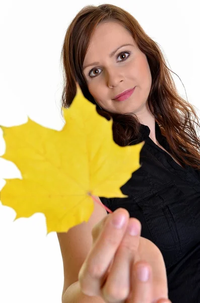 Őszi levelekkel rendelkező fiatal nő — Stock Fotó