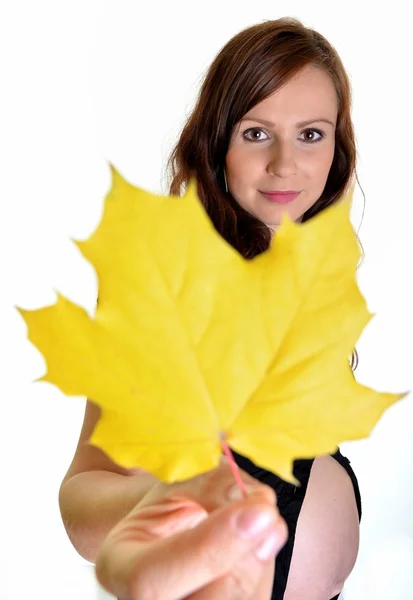 Νεαρή γυναίκα με φθινοπωρινά φύλλα — Φωτογραφία Αρχείου
