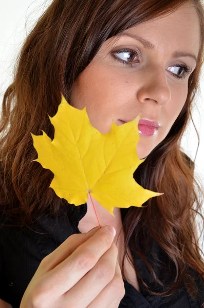 Młoda kobieta z jesiennymi listkami — Zdjęcie stockowe