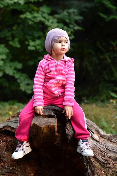 Little girl at autumn — Stock Photo, Image