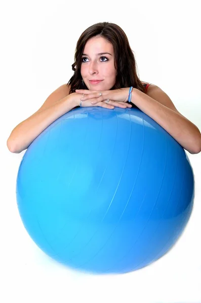 Жінка з м'ячем — стокове фото