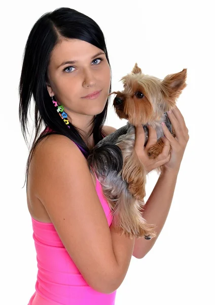 Jonge vrouw en zoete puppy spelen rond — Stockfoto
