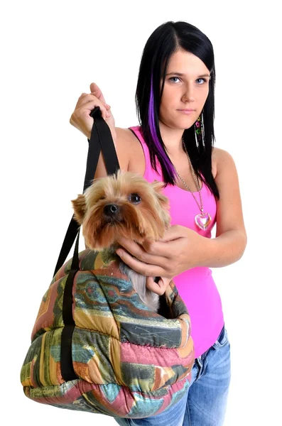 Ung kvinna med en liten hund — Stockfoto