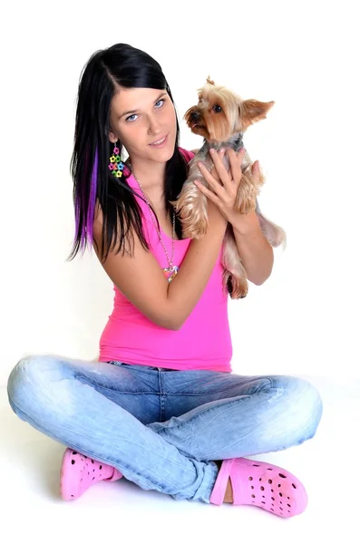 Όμορφη νεαρή κοπέλα με το τεριέ του Γιορκσάιρ χαριτωμένο σκυλί, απομονώνονται σε whi — Φωτογραφία Αρχείου