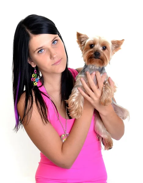 Hermosa chica joven con lindo yorkshire terrier perro, aislado en whi — Foto de Stock