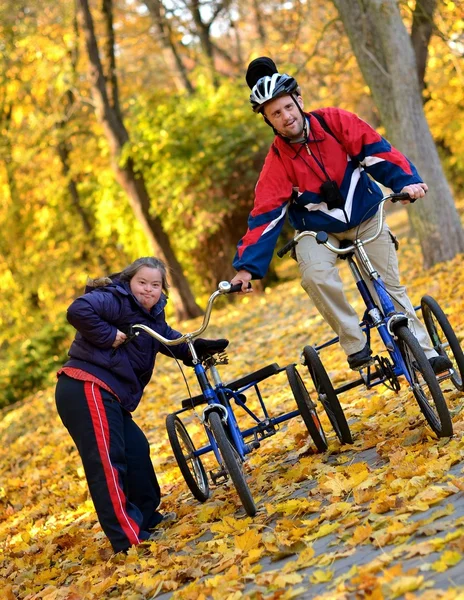 Down casal síndrome em bicicletas — Fotografia de Stock