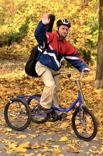 Porträt eines Mannes mit Down-Syndrom mit Fahrrad im Herbstpark — Stockfoto