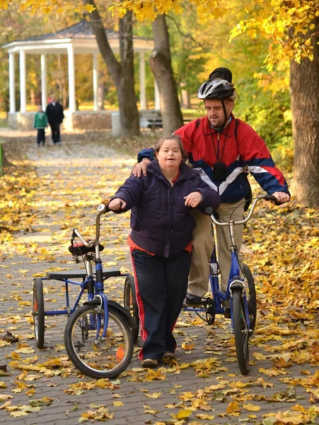 Couple trisomique à vélo — Photo