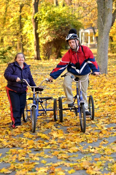Downs syndrom par på cyklar — Stockfoto