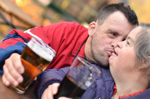 Paar mit Down-Syndrom küsst sich — Stockfoto