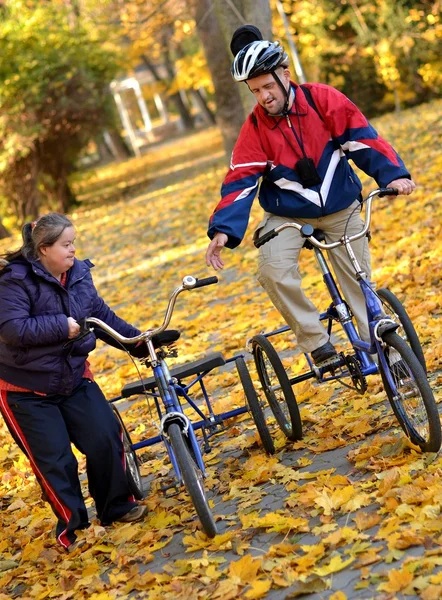 Down casal síndrome em bicicletas — Fotografia de Stock